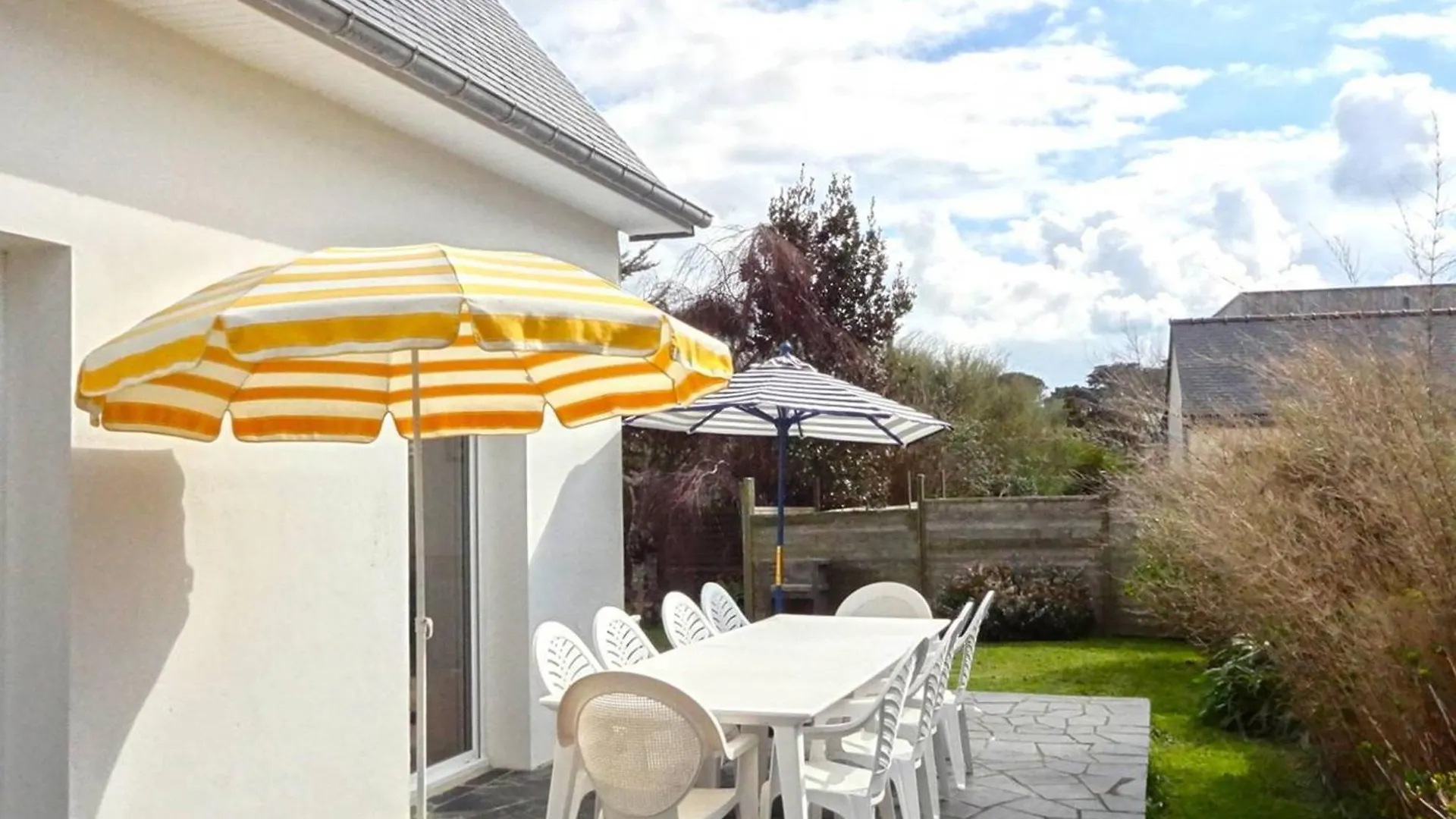 Grande Maison Familiale A 200M De La Plage Avec Jardin Et Wifi A Tregastel - Fr-1-368-457